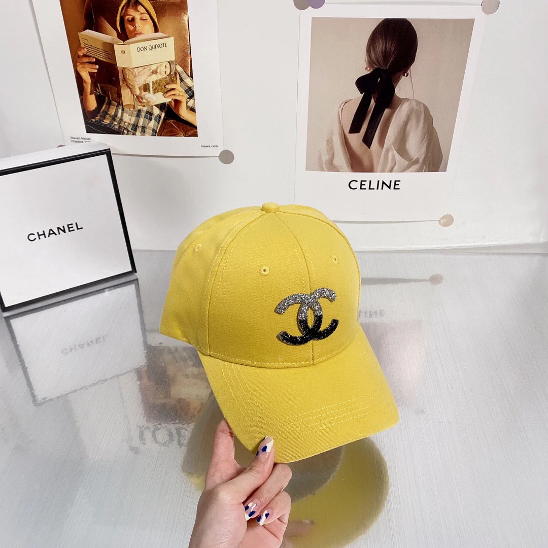 Солнцезащитная шляпа Chanel, украшенная пайетками