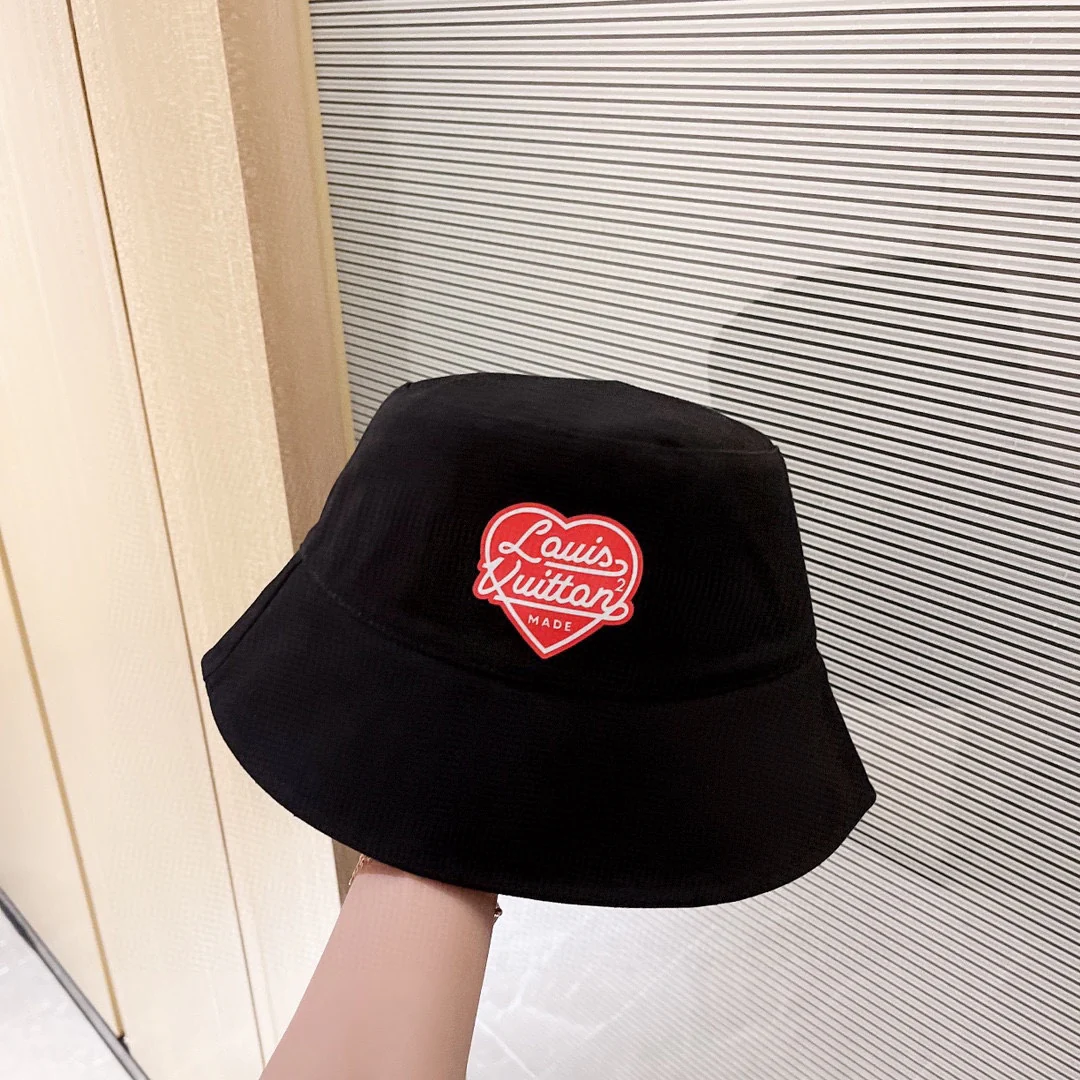 Рыбацкая кепка с логотипом в виде сердца LV
