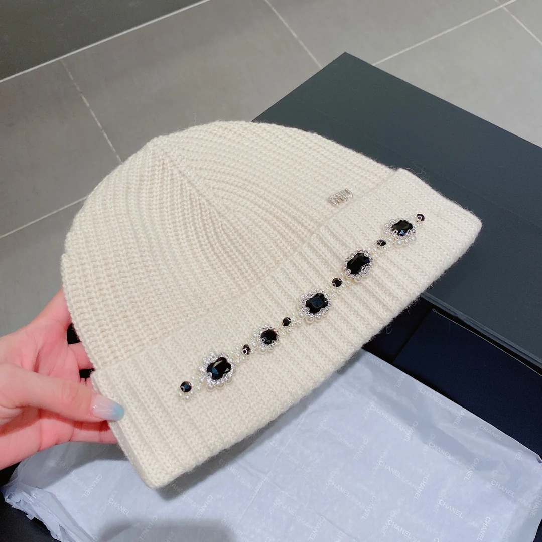 Miu Miu - Маленькая меховая шапочка с жемчужным рисунком - Белая