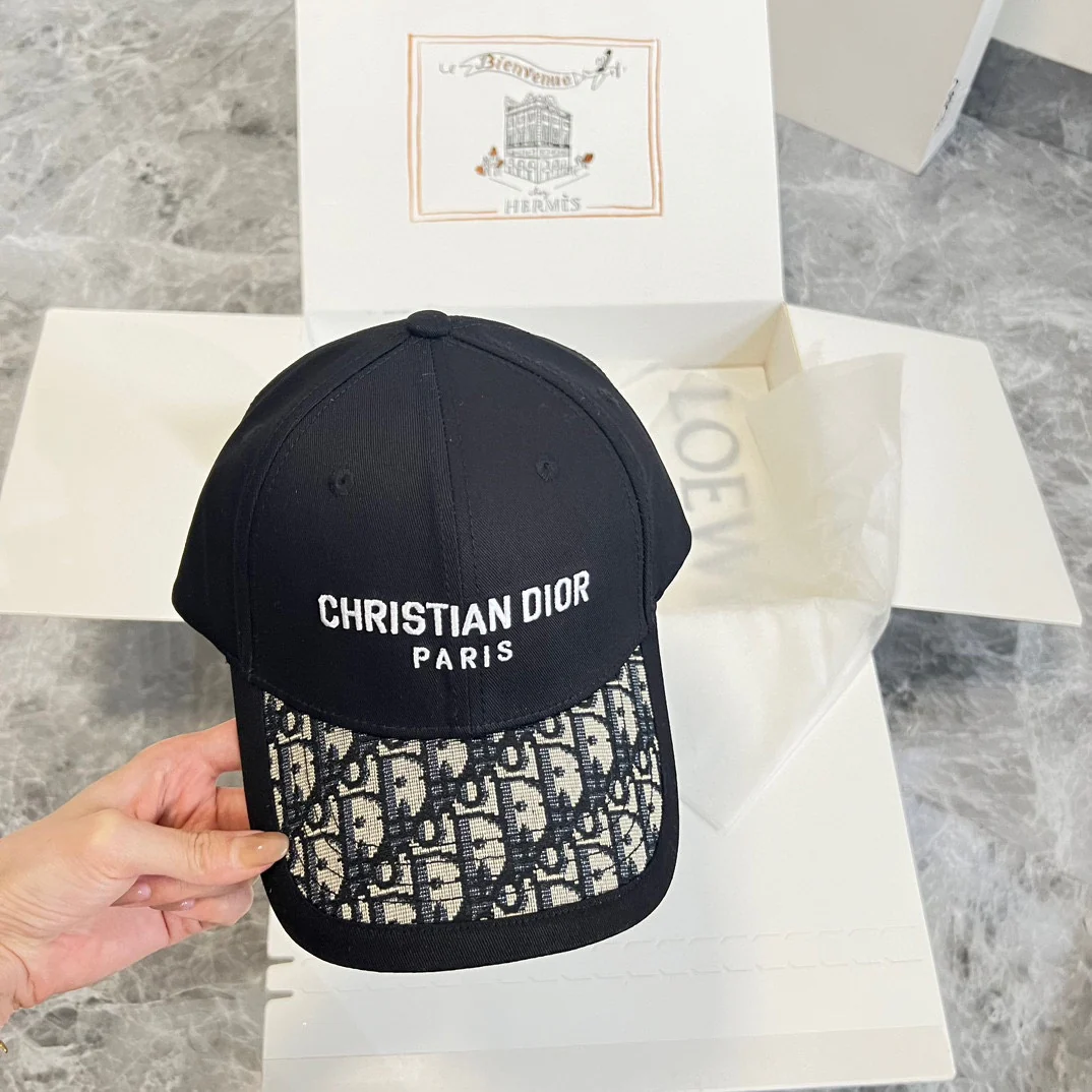 Новая бейсболка Dior ?Ранняя весна 2024? с плотной вышивкой — черная.