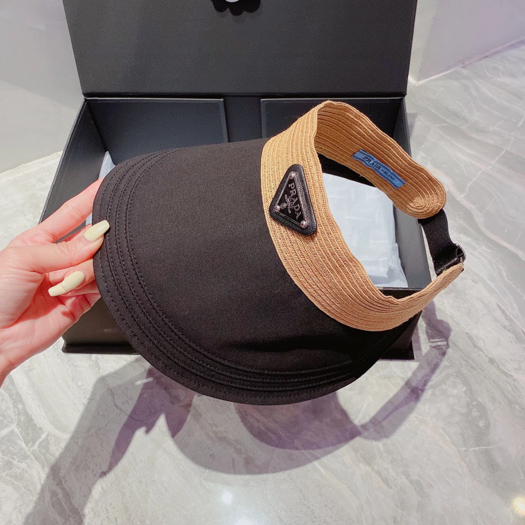 Prada - Солнцезащитная шляпа с открытым верхом и треугольным логотипом, выполненная в технике пэчворк.