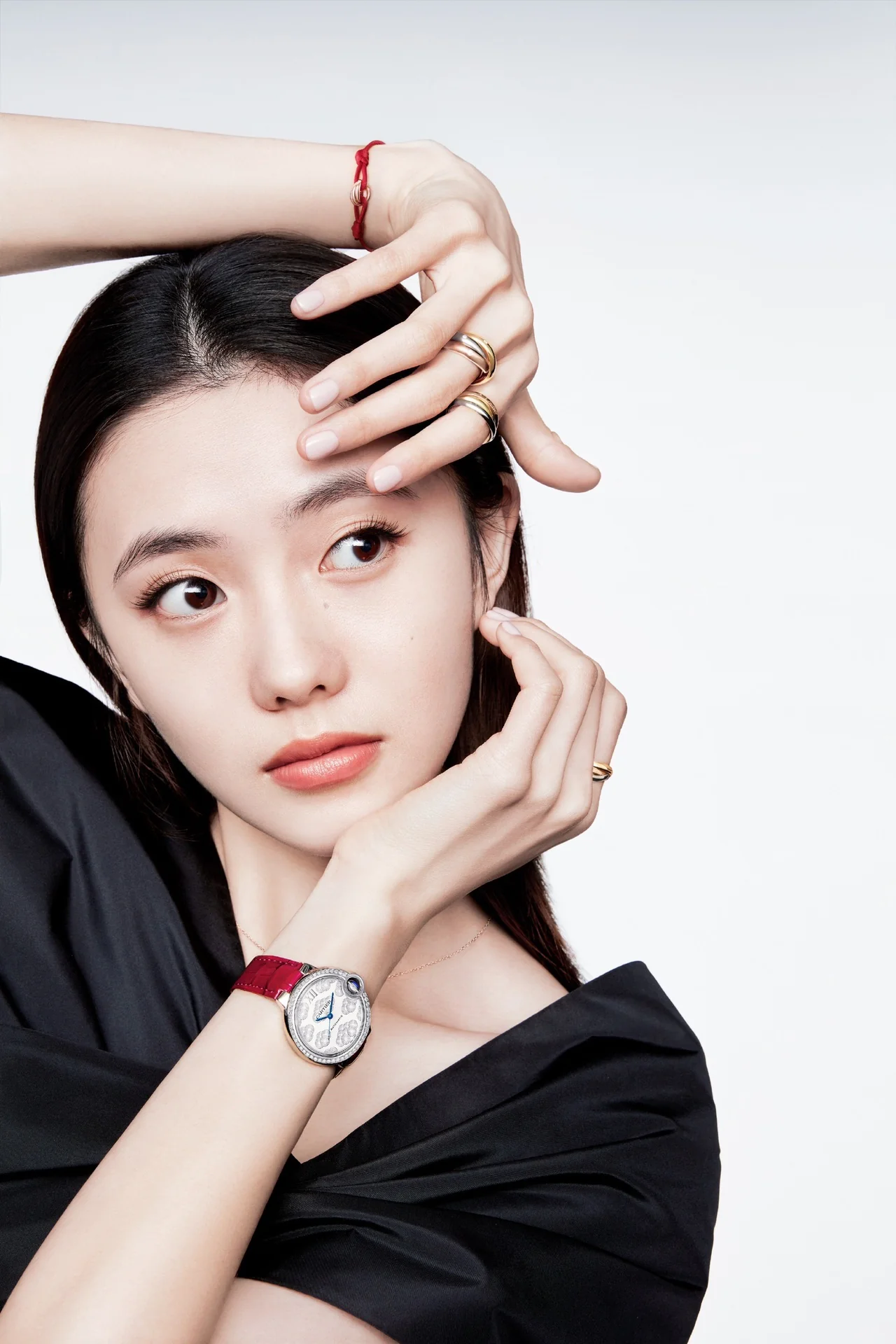 Браслет Cartier — подходит для ношения на расстоянии до 18 см — изображение верхней части тела.