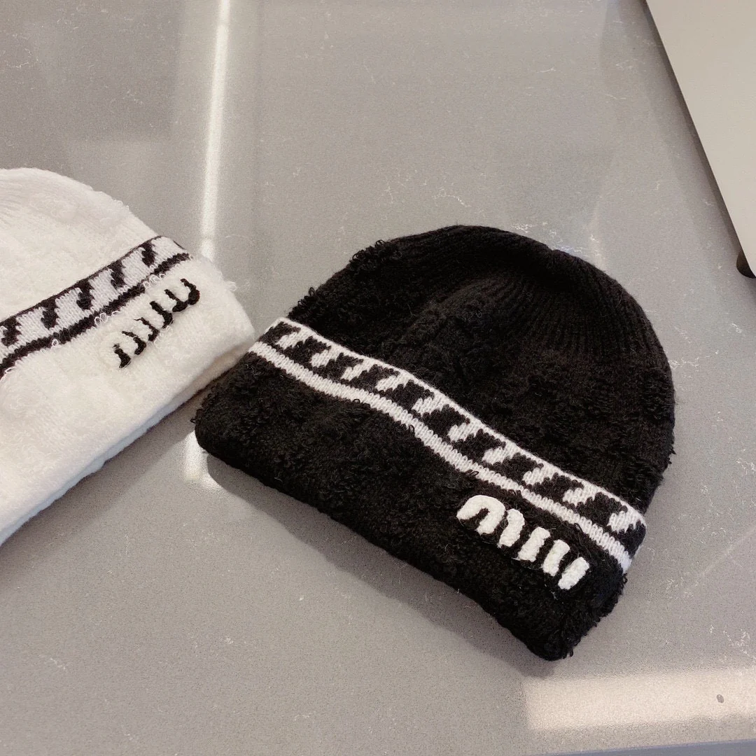Новая вязаная шапка Miu Miu из коллекции осень/зима - черная.