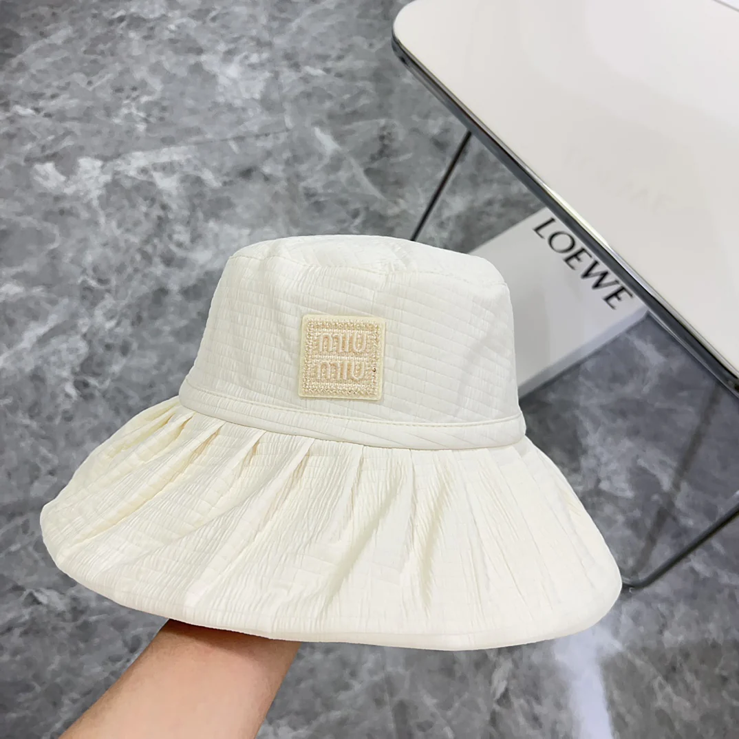 Новая хлопково-льняная складчатая рыбацкая шляпа Miu Miu 2024 года - белая.