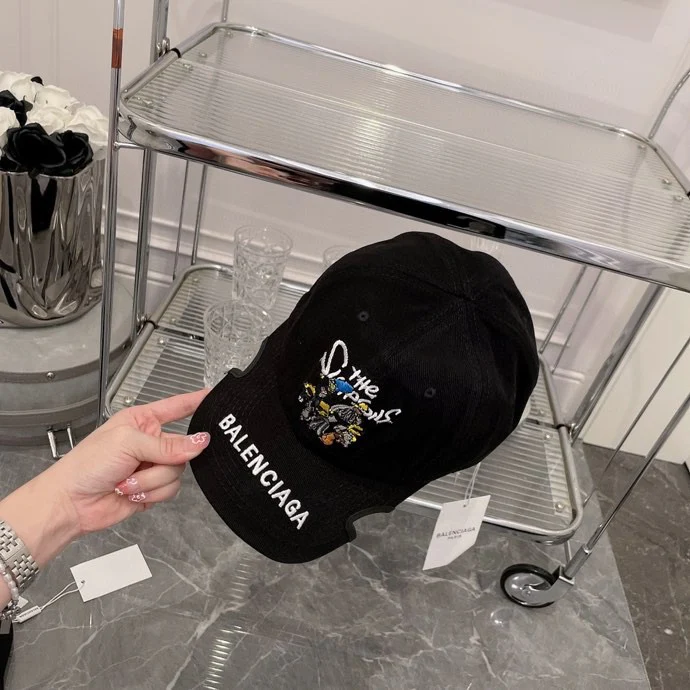 Бейсболка, созданная в сотрудничестве Balenciaga и The Simpsons.