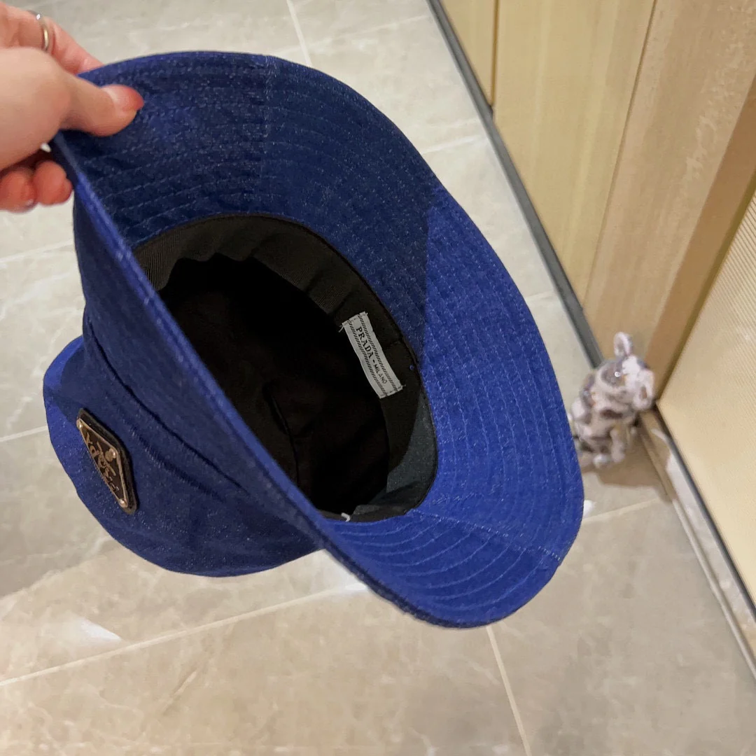 Новинка сезона весна/лето 2023 от Prada - Двусторонняя джинсовая панама - Синяя