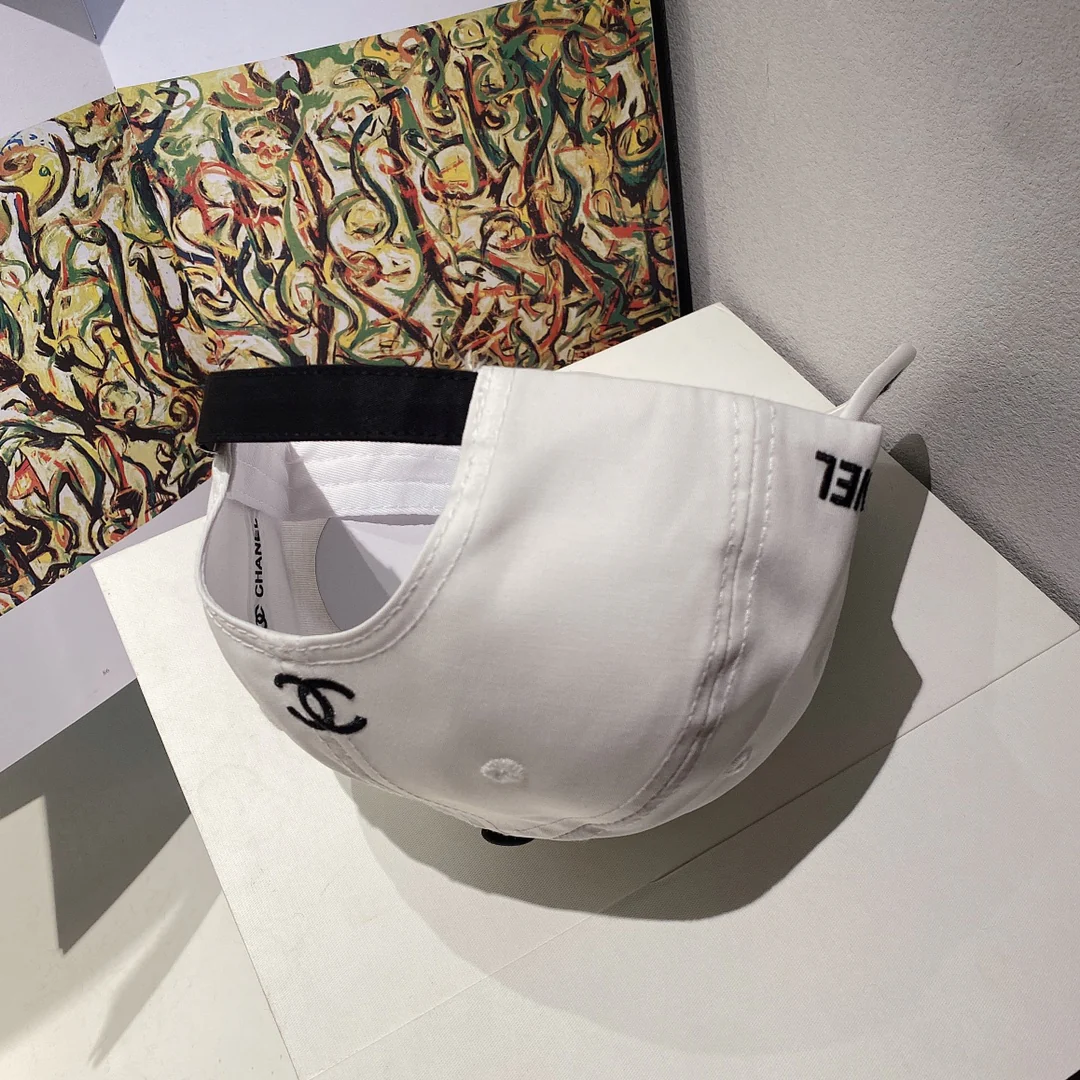 Новинка 2022 года от Chanel - кепка-?утиный клюв? - 2 шт.