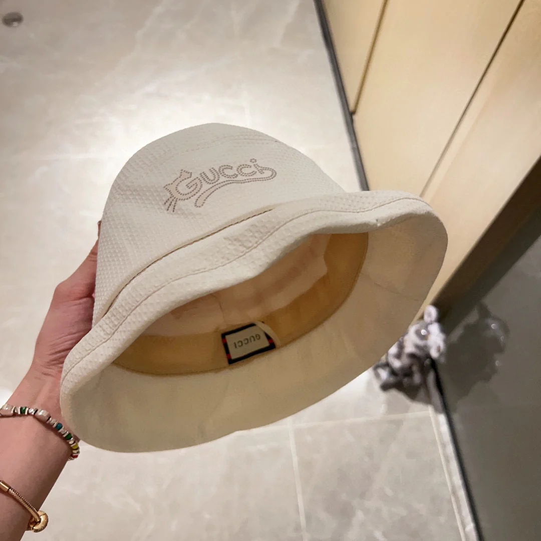 Новая панама Gucci 2023 года с асимметричным низом и откидной крышкой - бежевая.