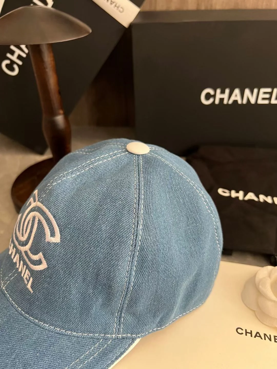 Бейсболка Chanel в ковбойском стиле с объемной вышивкой