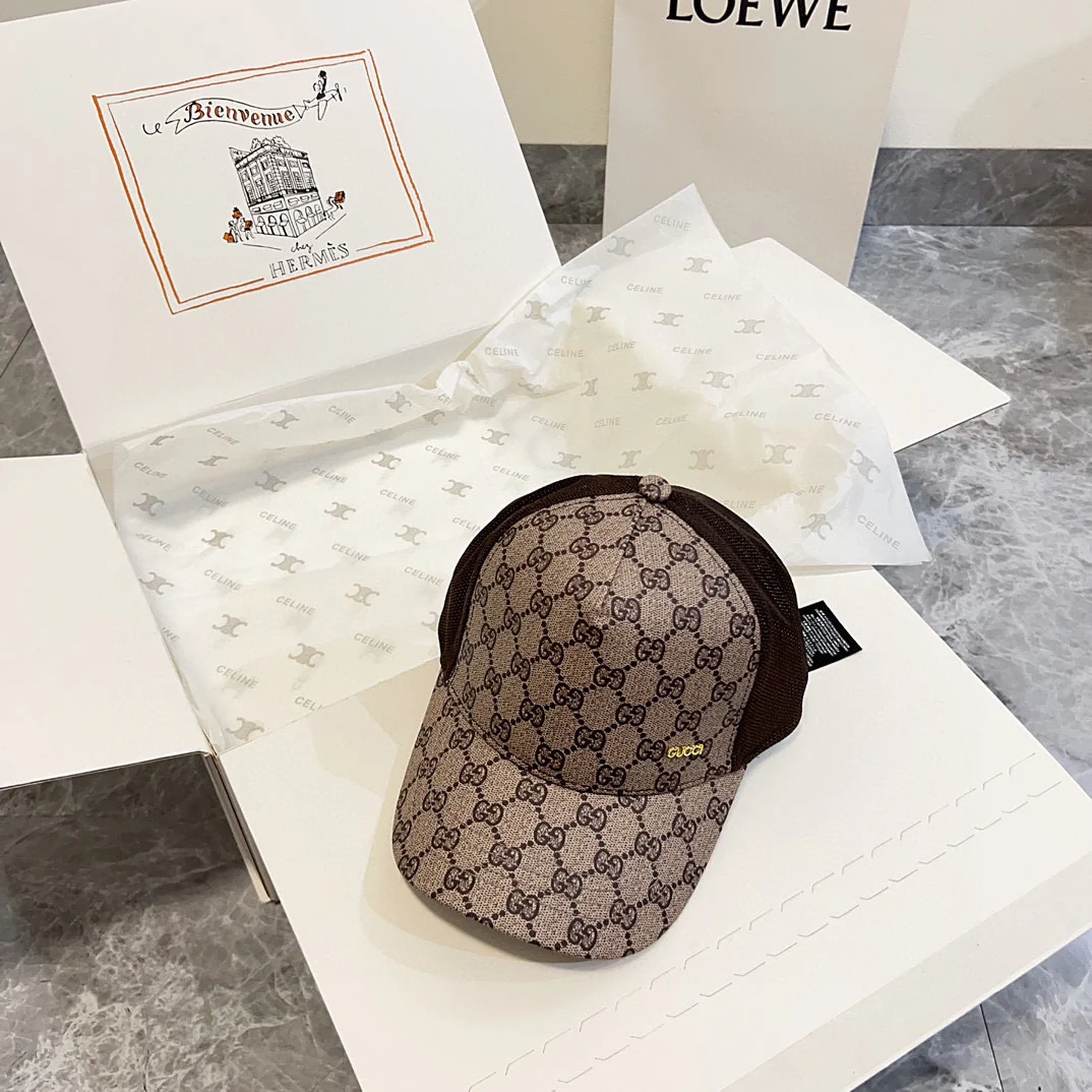 Новая перфорированная бейсболка Gucci весна/лето 2024 — кофейно-коричневая.