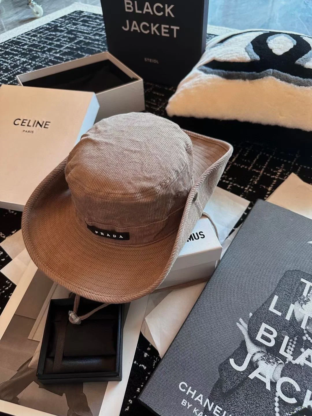 Рыбацкая шапка из вельвета на завязках от Prada, осенне-зимняя коллекция.