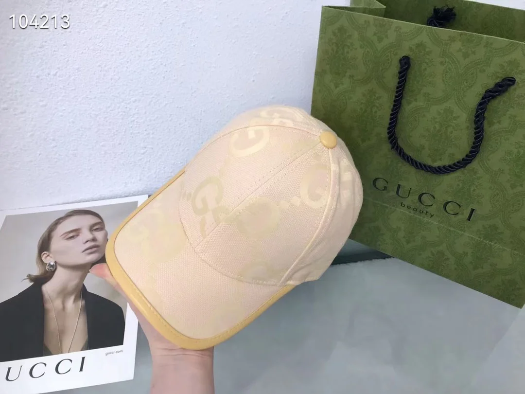 Новинка сезона весна/лето 2023 от Gucci - бейсболка с жаккардовым узором.