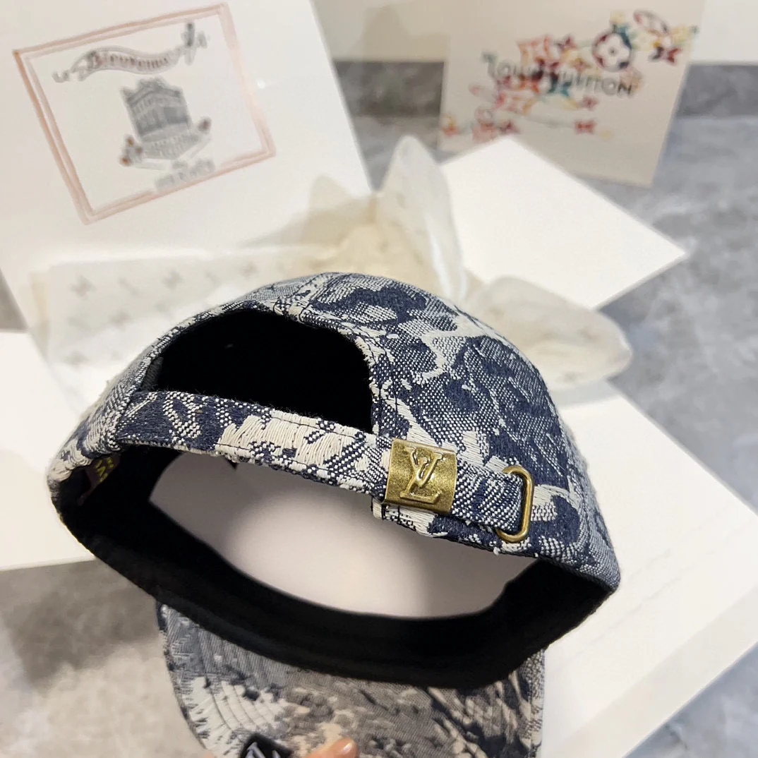 LV - Новинка - Бейсболка с фактурной поверхностью и плотной инкрустацией