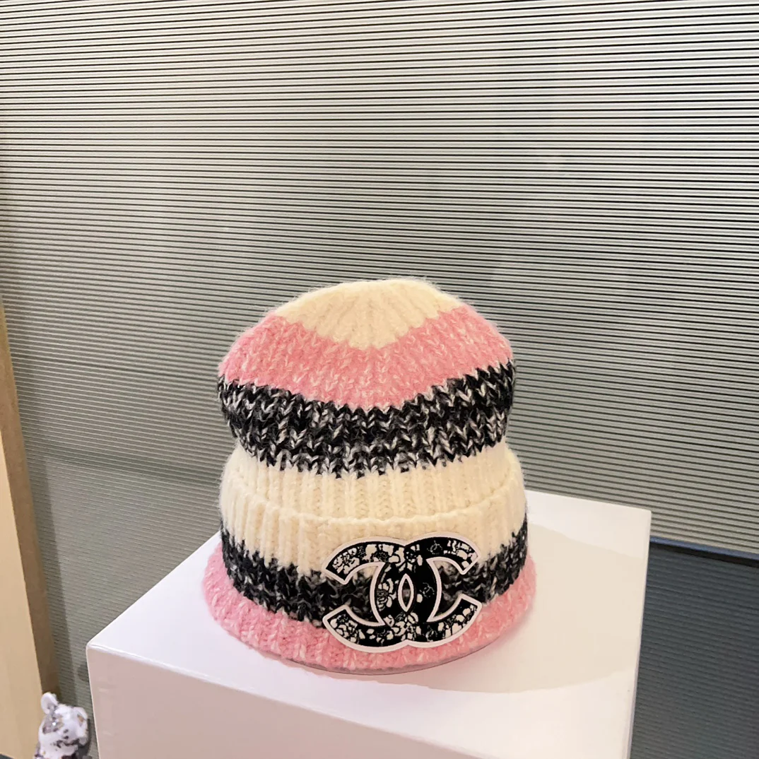 Новая вязаная шапка Chanel из кашемира с градиентным переходом цвета, осень/зима 2023 — розовая.