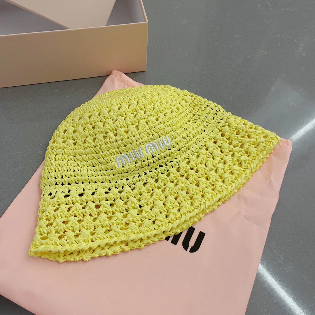 Новинка весны/лета Miu Miu 2023 — Вязаная крючком рыбацкая шапка — желтая
