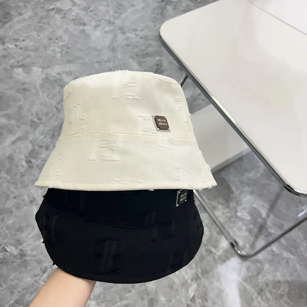 Новая минималистичная панама Miu Miu 2024 года с рваными элементами — черная.