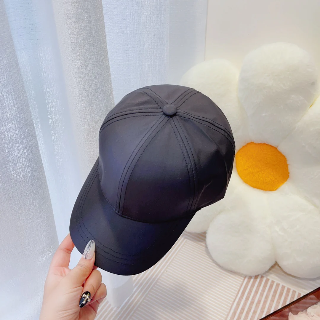 Бейсболка Prada