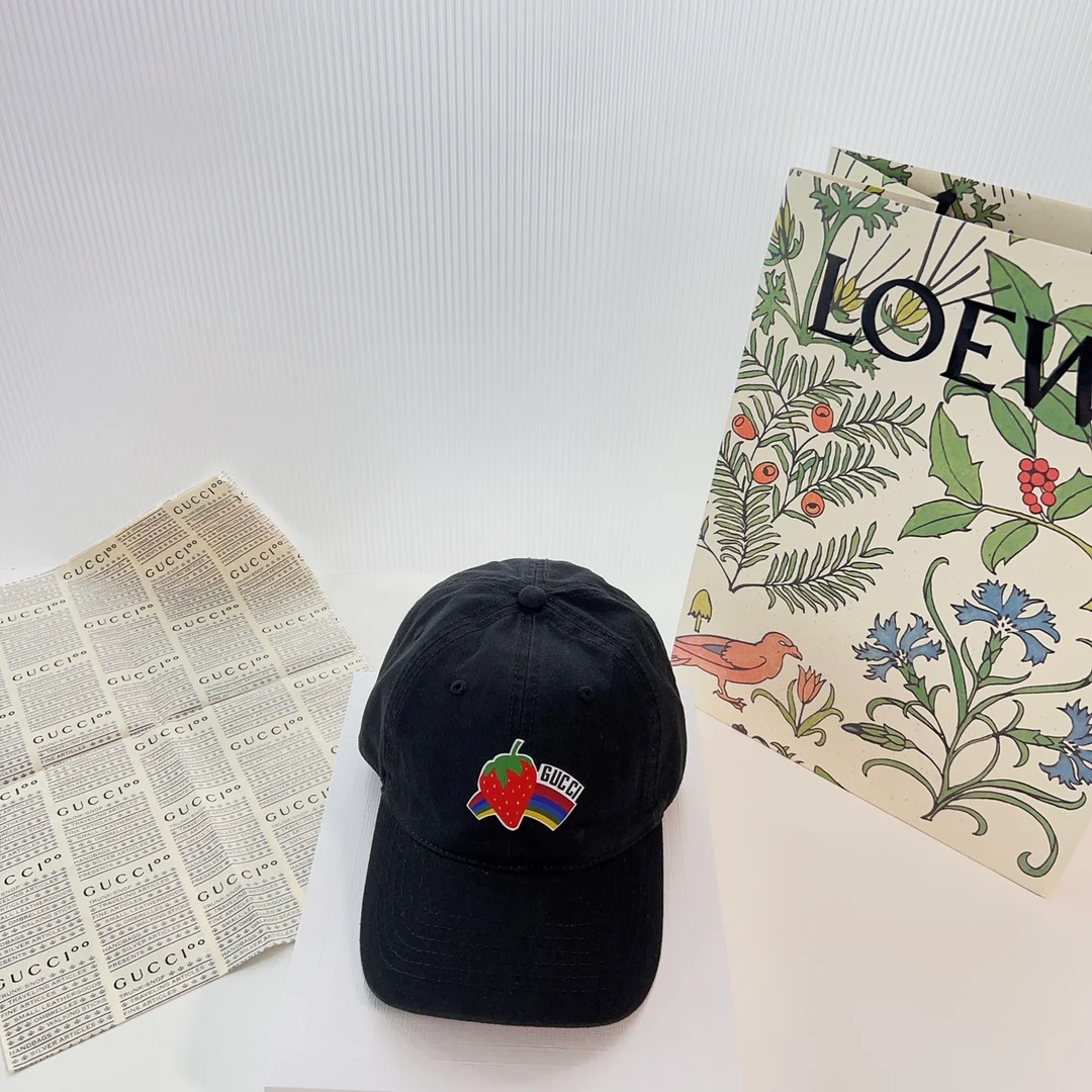 Бейсболка Gucci с клубничным принтом