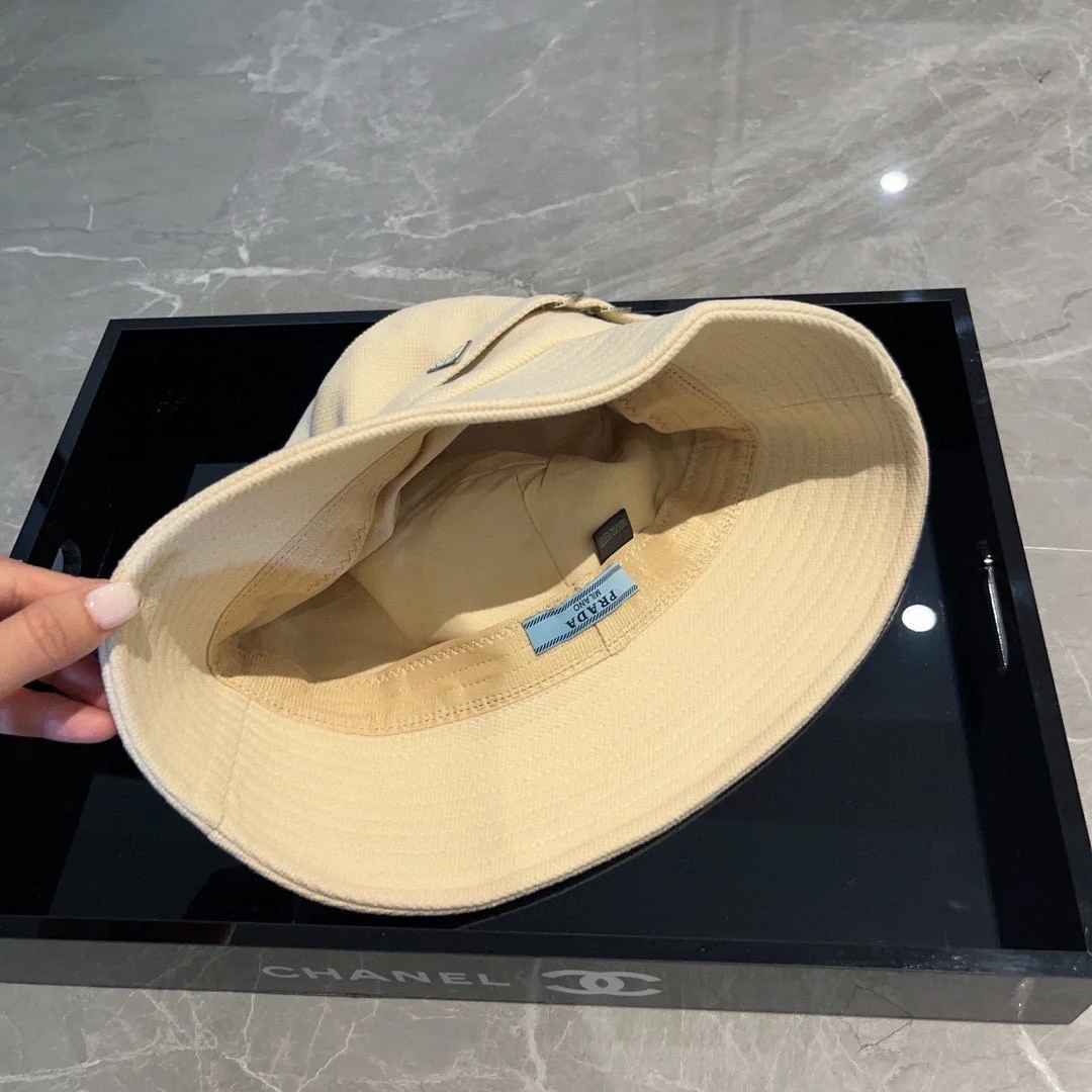 Новая рыбацкая шляпа Prada с пряжкой, коллекция осень/зима - бежевая.