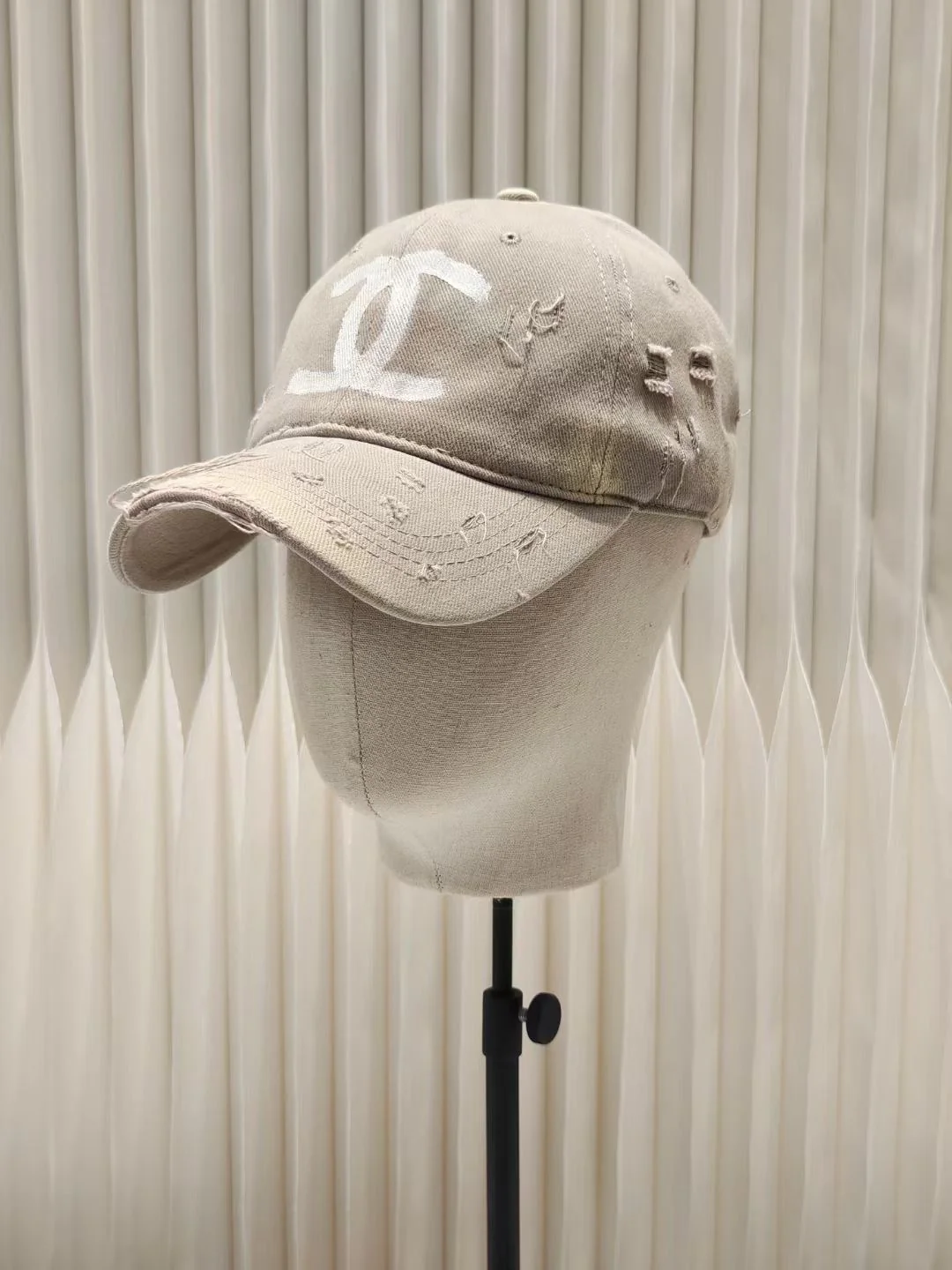 Chanel - бейсболка с рваной вышивкой и граффити