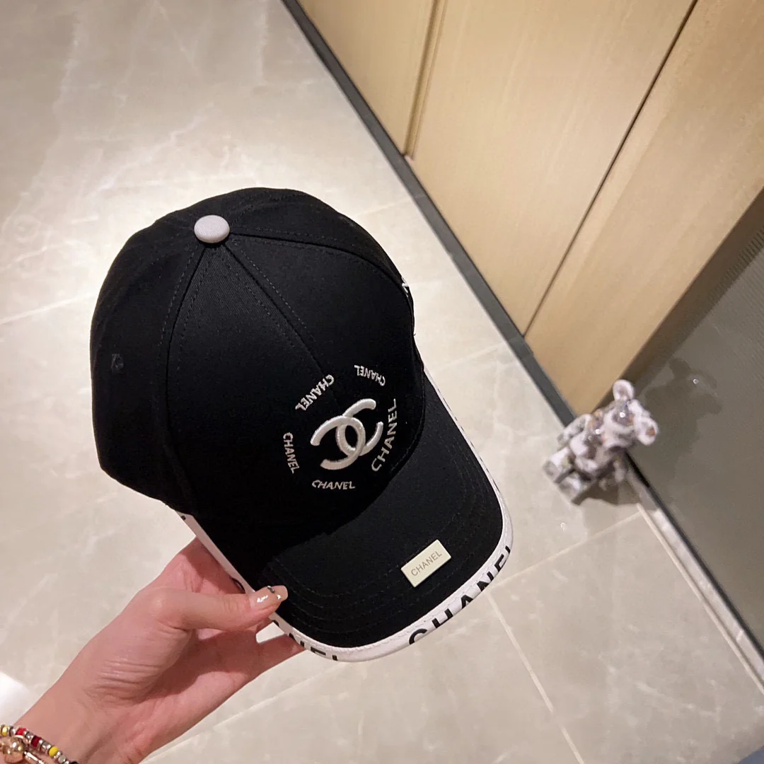 Новая бейсболка Chanel 2023 в стиле бутика с вышивкой и буквенной отделкой.