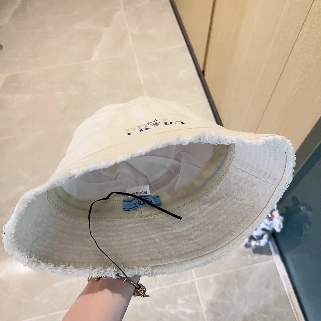 Новая рыбацкая шляпа Prada 2023 с кисточками на полях — белая.