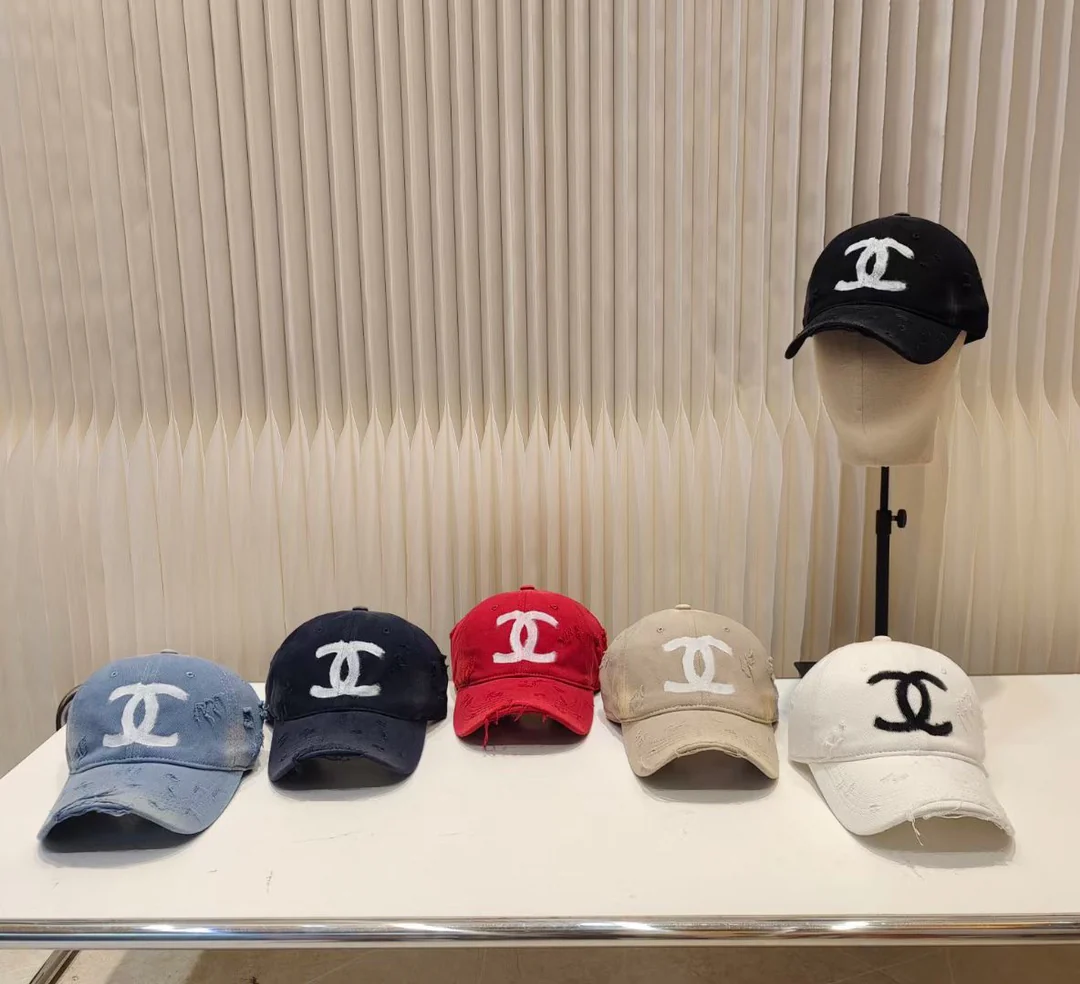 Chanel - бейсболка с рваной вышивкой и граффити