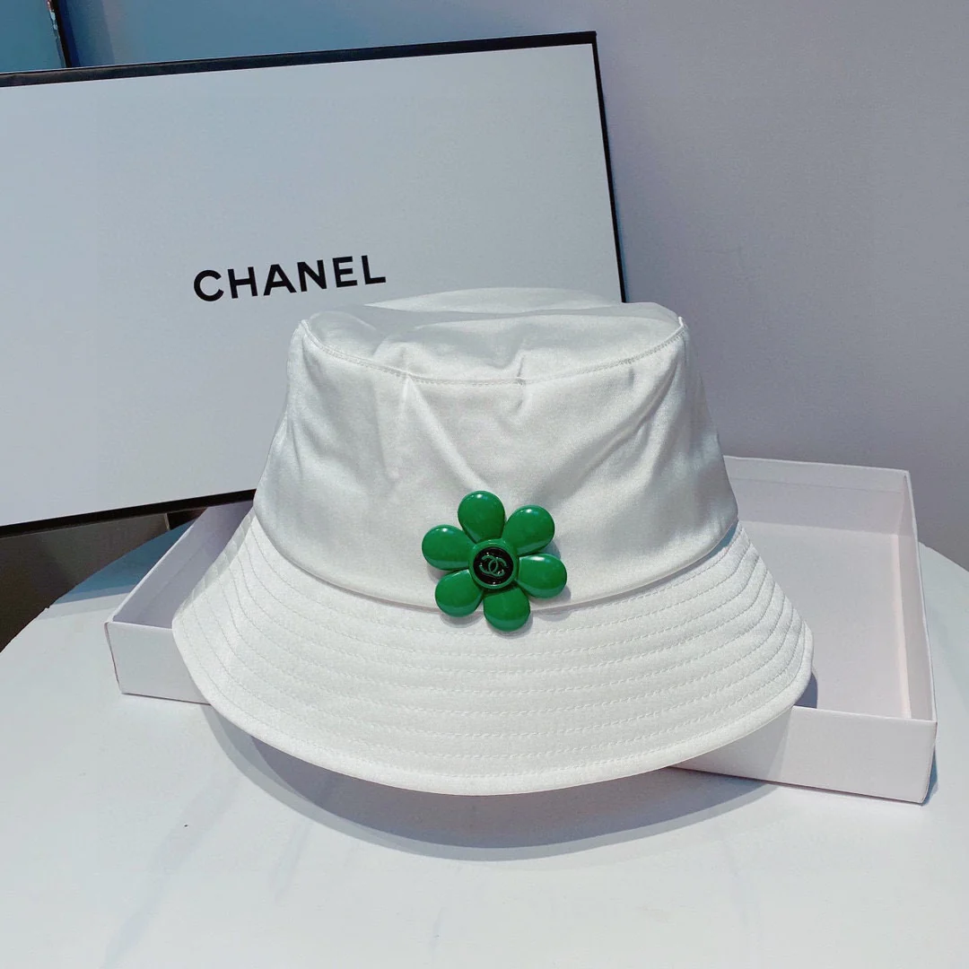 Chanel - Цветочный аксессуар - Атласная рыбацкая шляпа