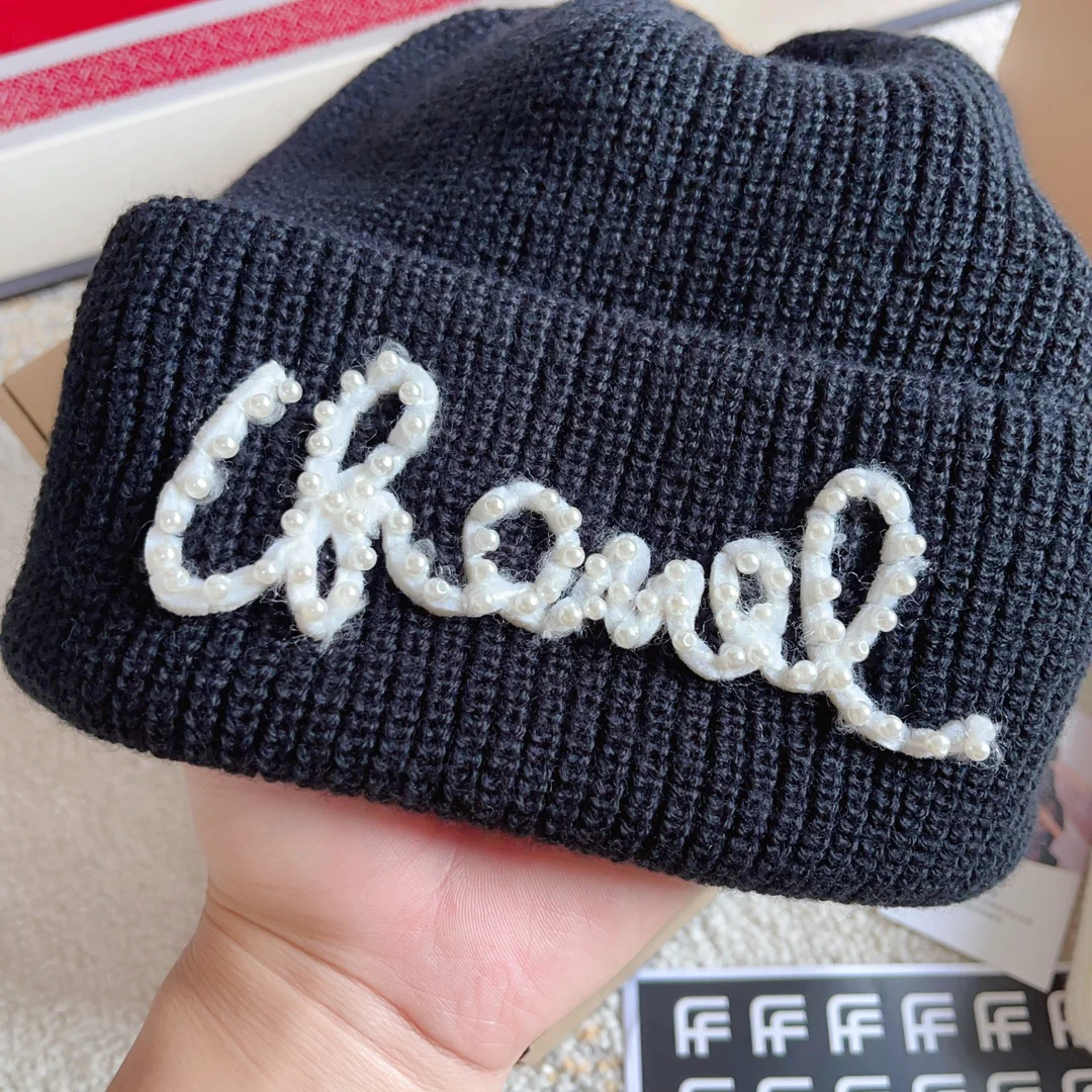 Плетеная шляпа Chanel с надписью курсивом — черная