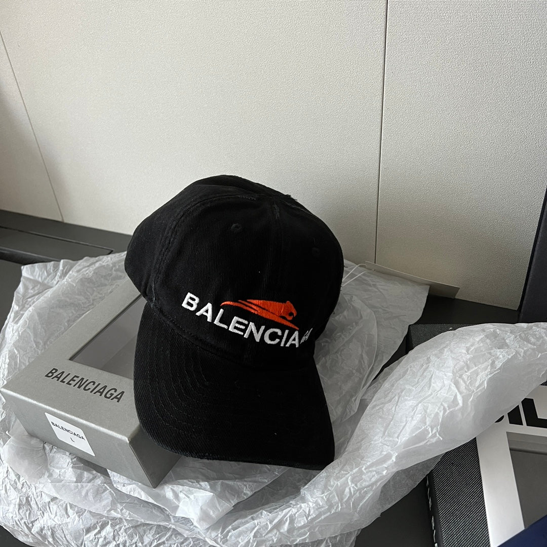 Balenciaga - Новая бейсболка с вышивкой