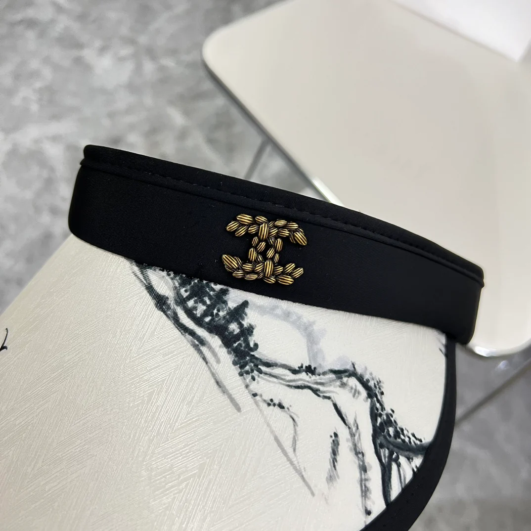 Новая картина тушью Chanel 2024: солнцезащитная шляпа - черная