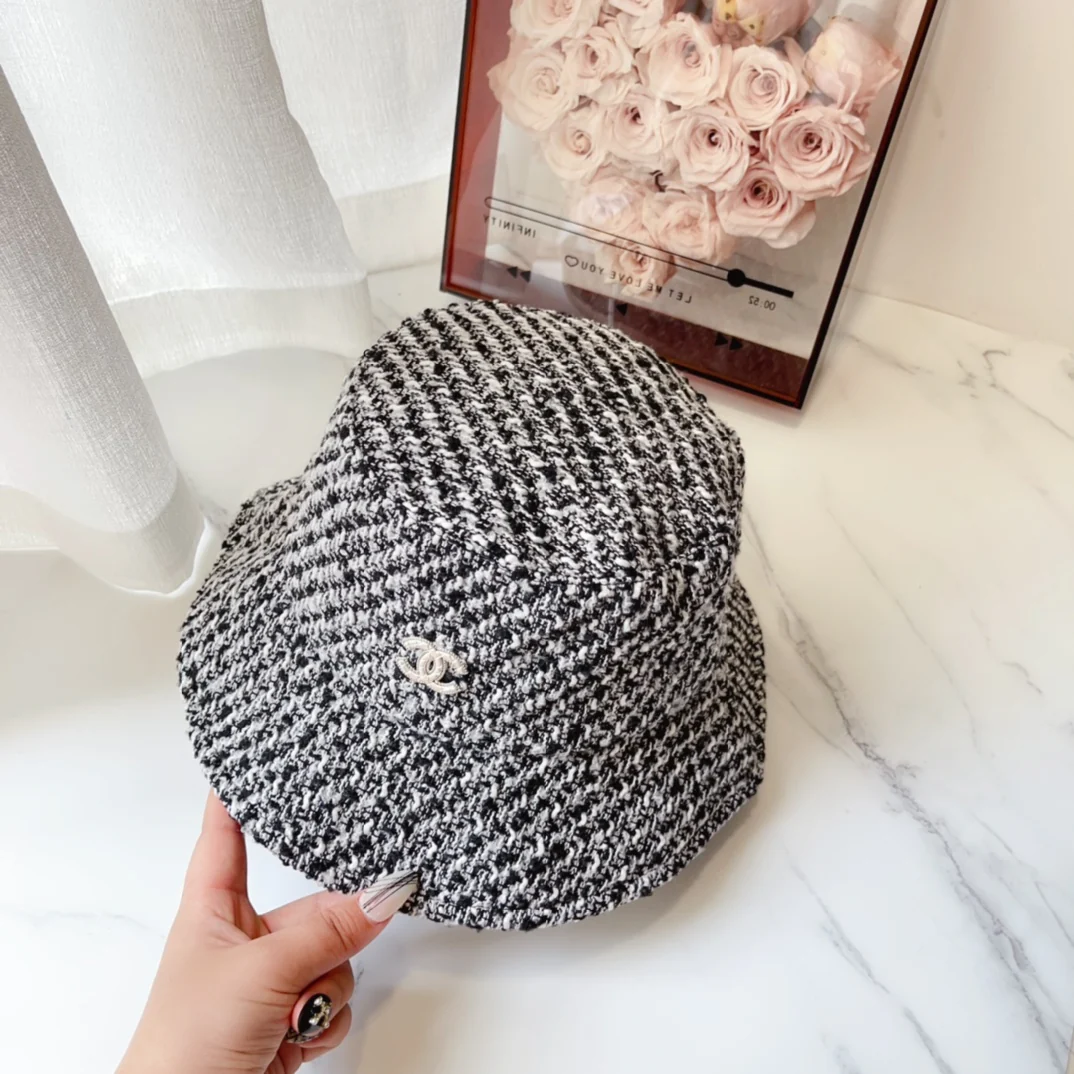 Chanel - Новая модель ранней осени: шерстяная клетчатая рыбацкая шляпа крупной вязки - черно-белая.