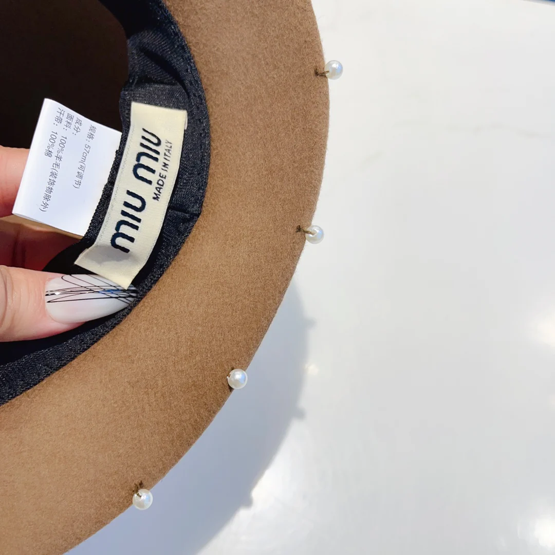 Шерстяная шапка Miu Miu, расшитая бисером вручную, коричневая.