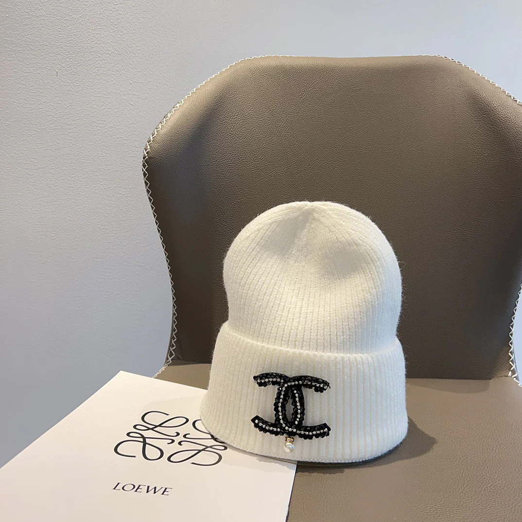 Вязаная шапка Chanel с вышивкой - белая