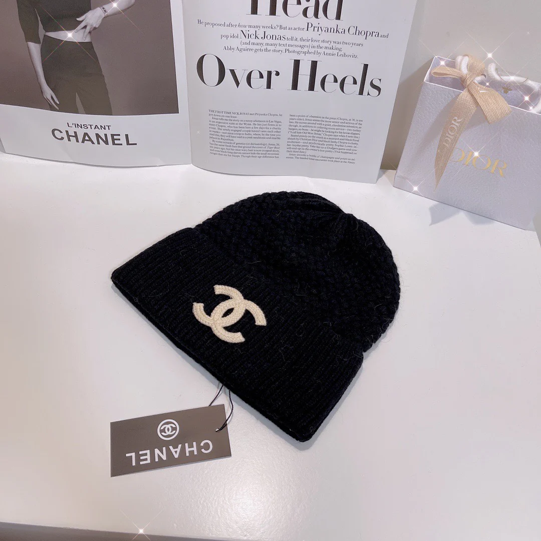 Вязаная кашемировая шапка Chanel с узором ?Ананас? — черная.