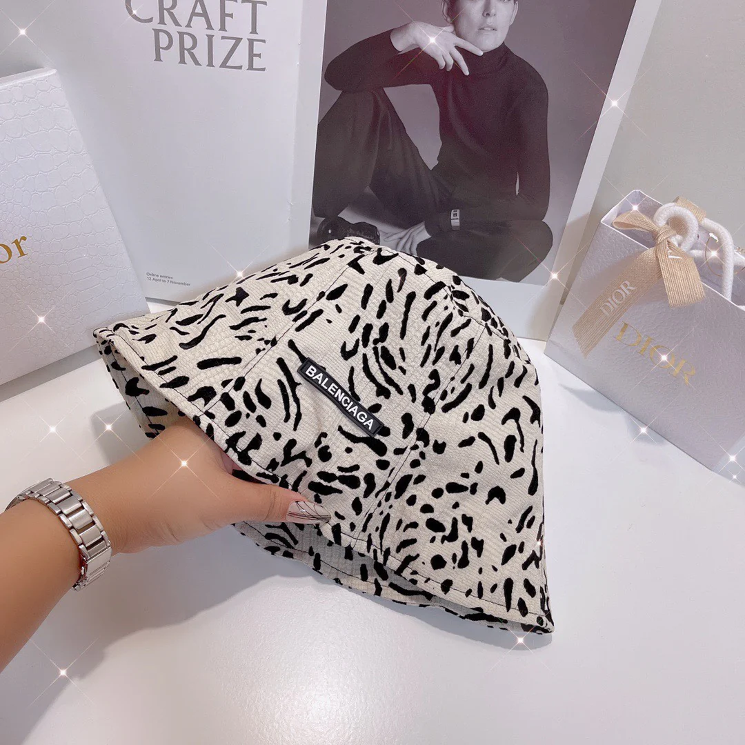 Рыбацкая шляпа Balenciaga с леопардовым принтом