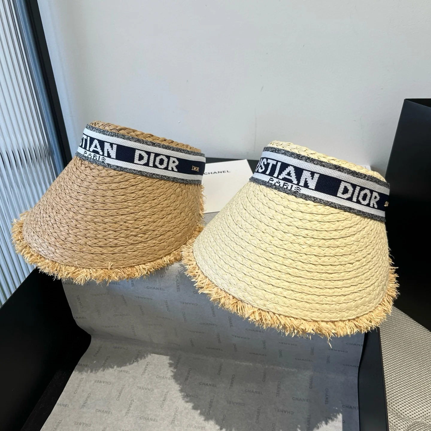 Соломенная шляпа Dior с открытым верхом, солнцезащитная, светло-коричневая.