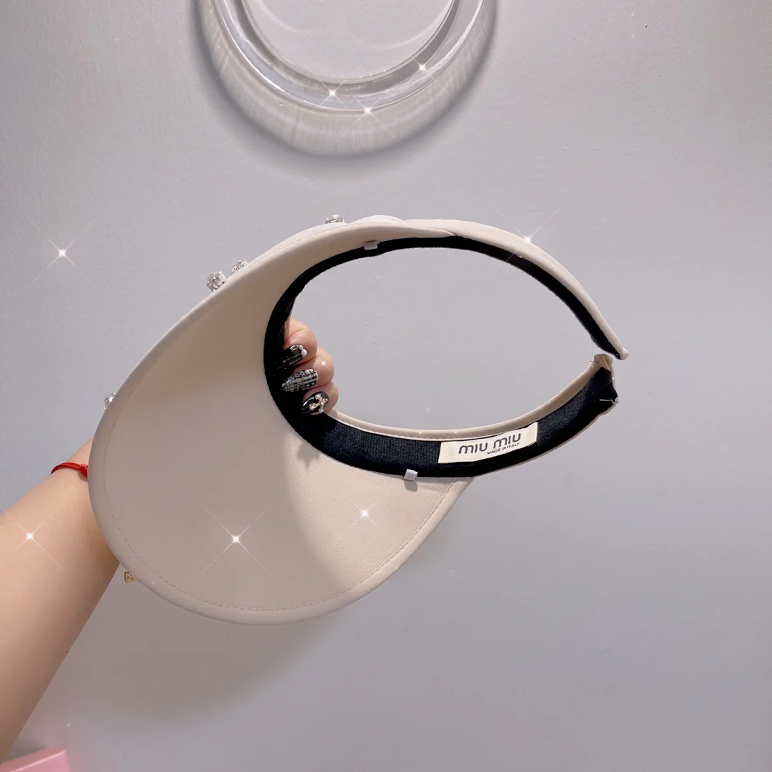 Miu Miu - Новая солнцезащитная шляпа с открытым верхом, украшенная стразами.