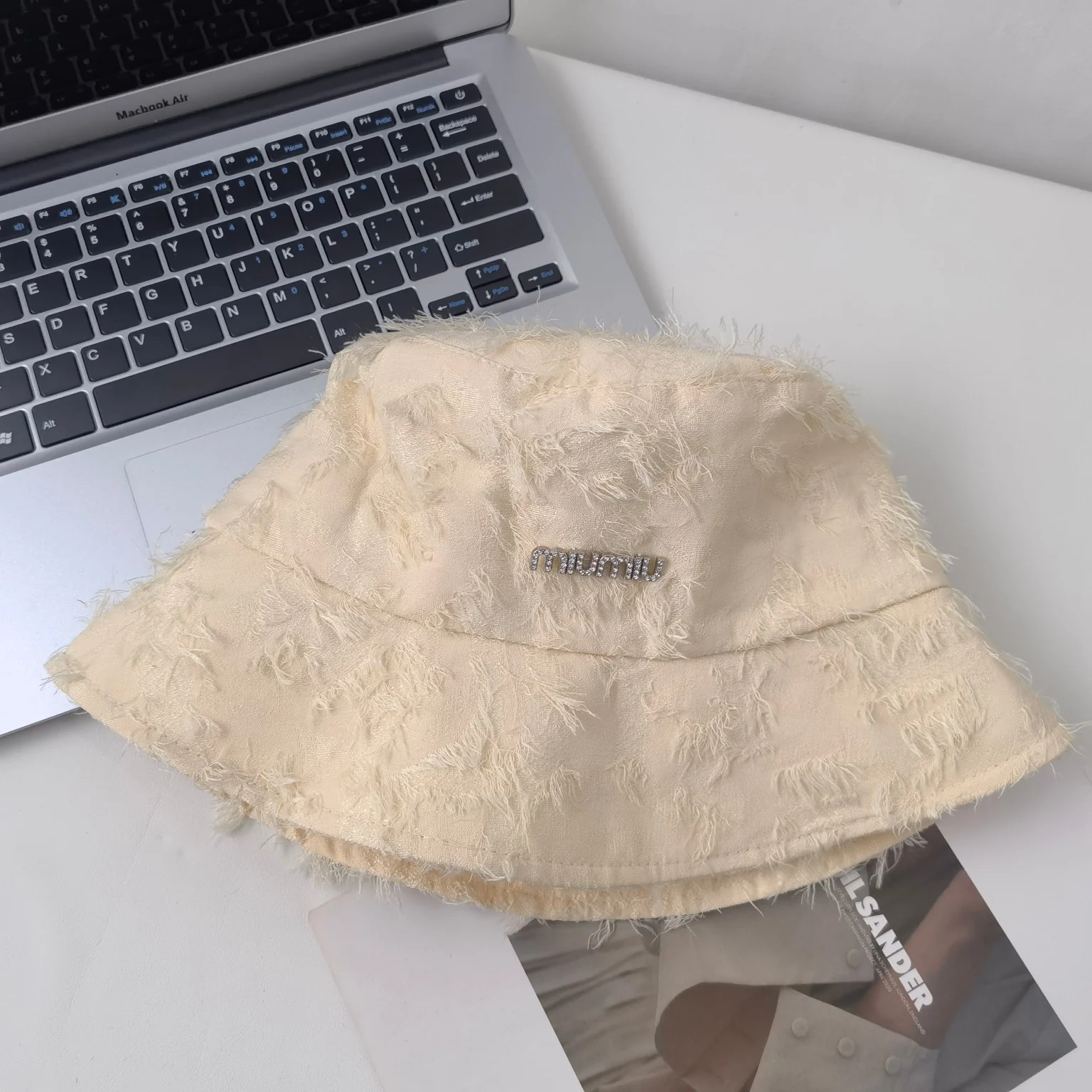 Miu Miu - Новинка осени 2023 - Мягкая простая рыбацкая шляпа