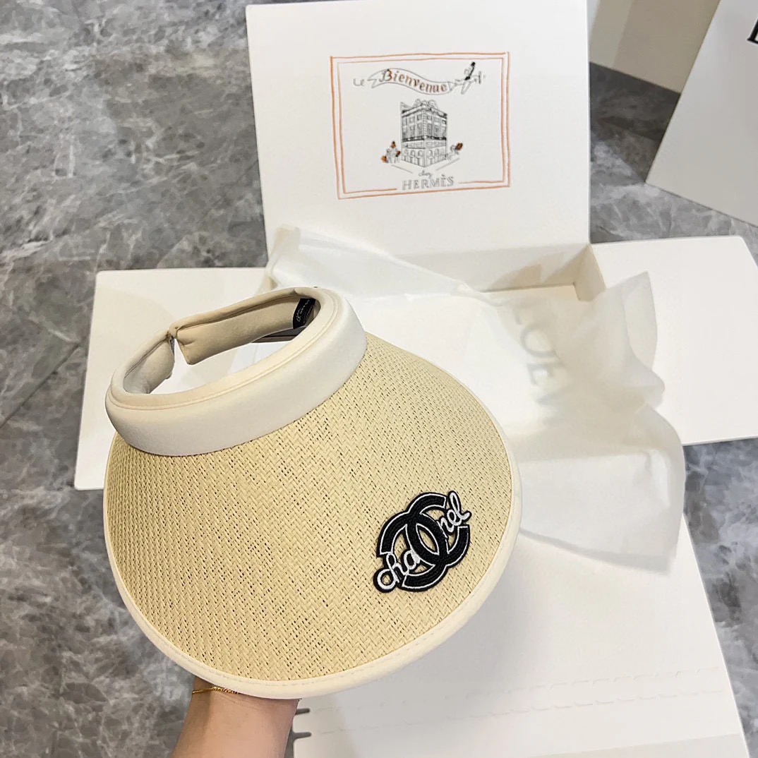 Новая летняя коллекция Chanel 2024: солнцезащитная шляпа с вышитым логотипом, белая.