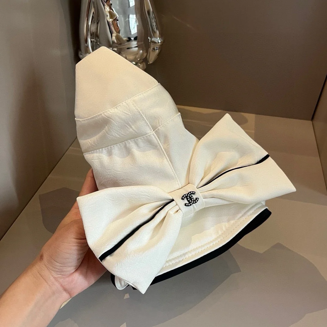 Chanel - Элегантная рыбацкая шляпа с бантом и разрезом - Белая