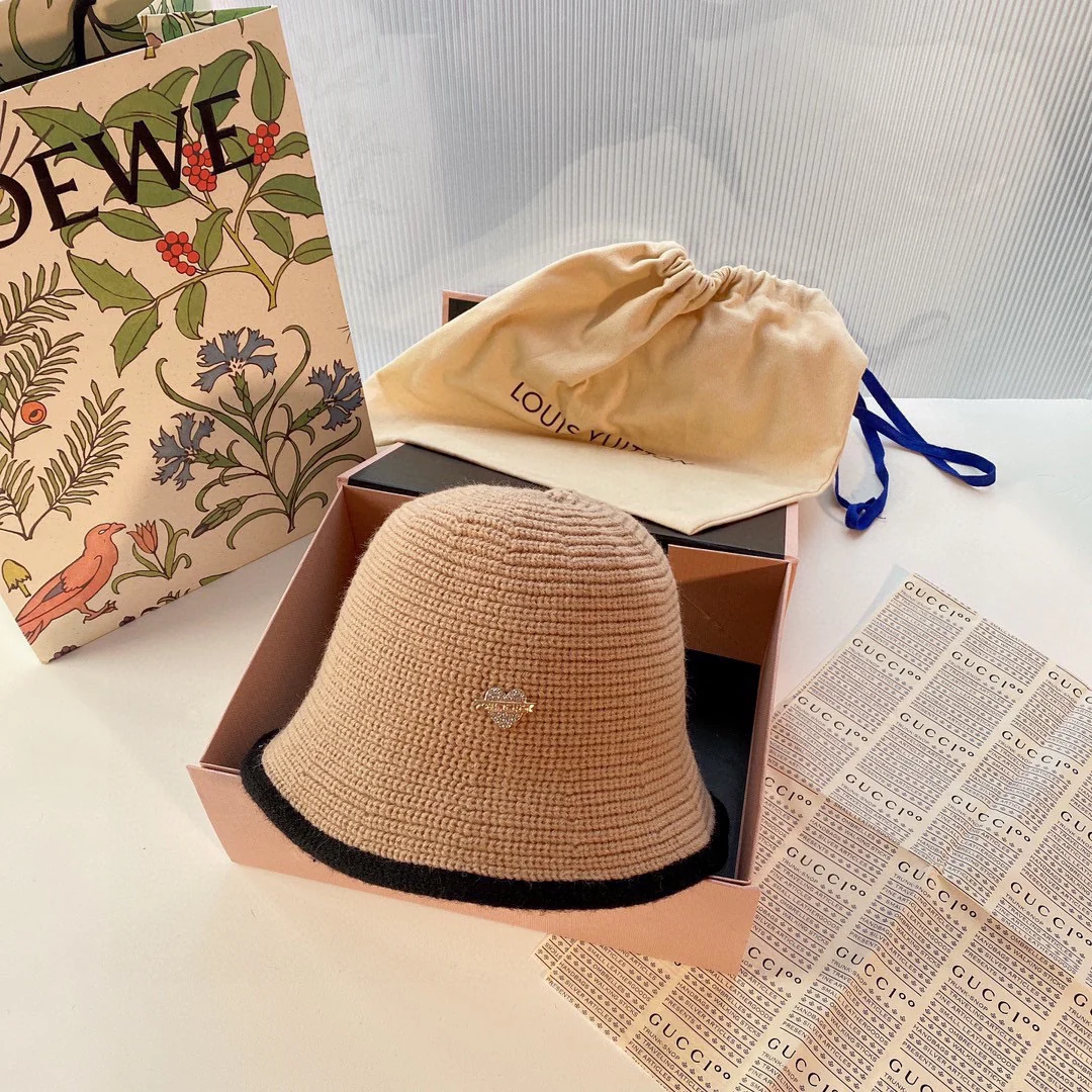 Рыбацкая шляпа Chanel в форме сердца