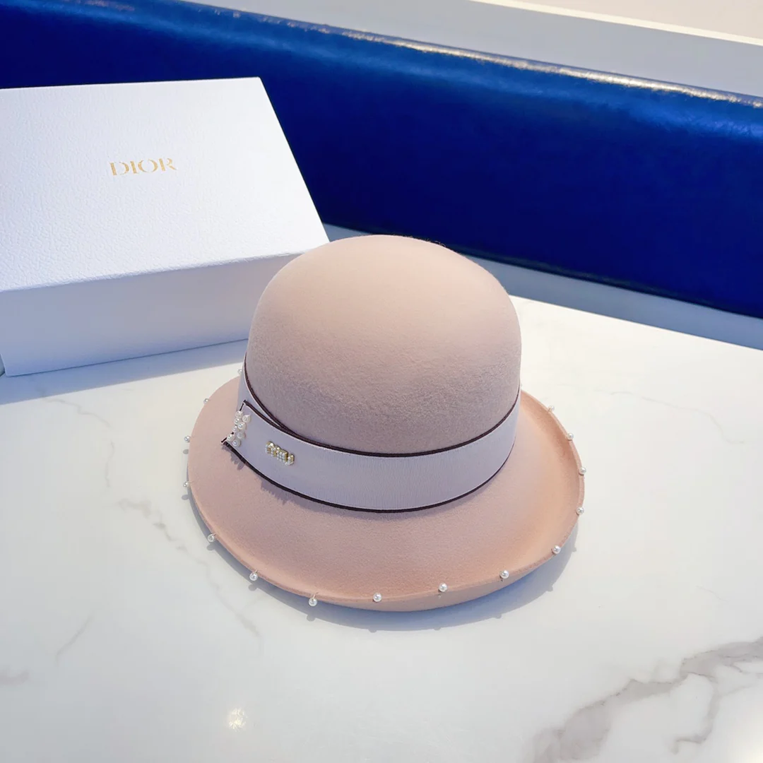 Шерстяная шапка Miu Miu, расшитая бисером вручную, розовая.