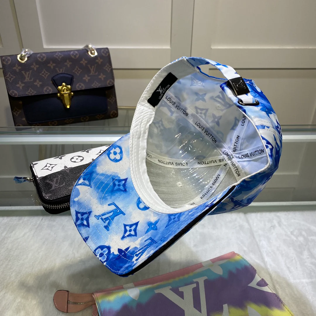 Бейсболка, окрашенная в стиле LV.