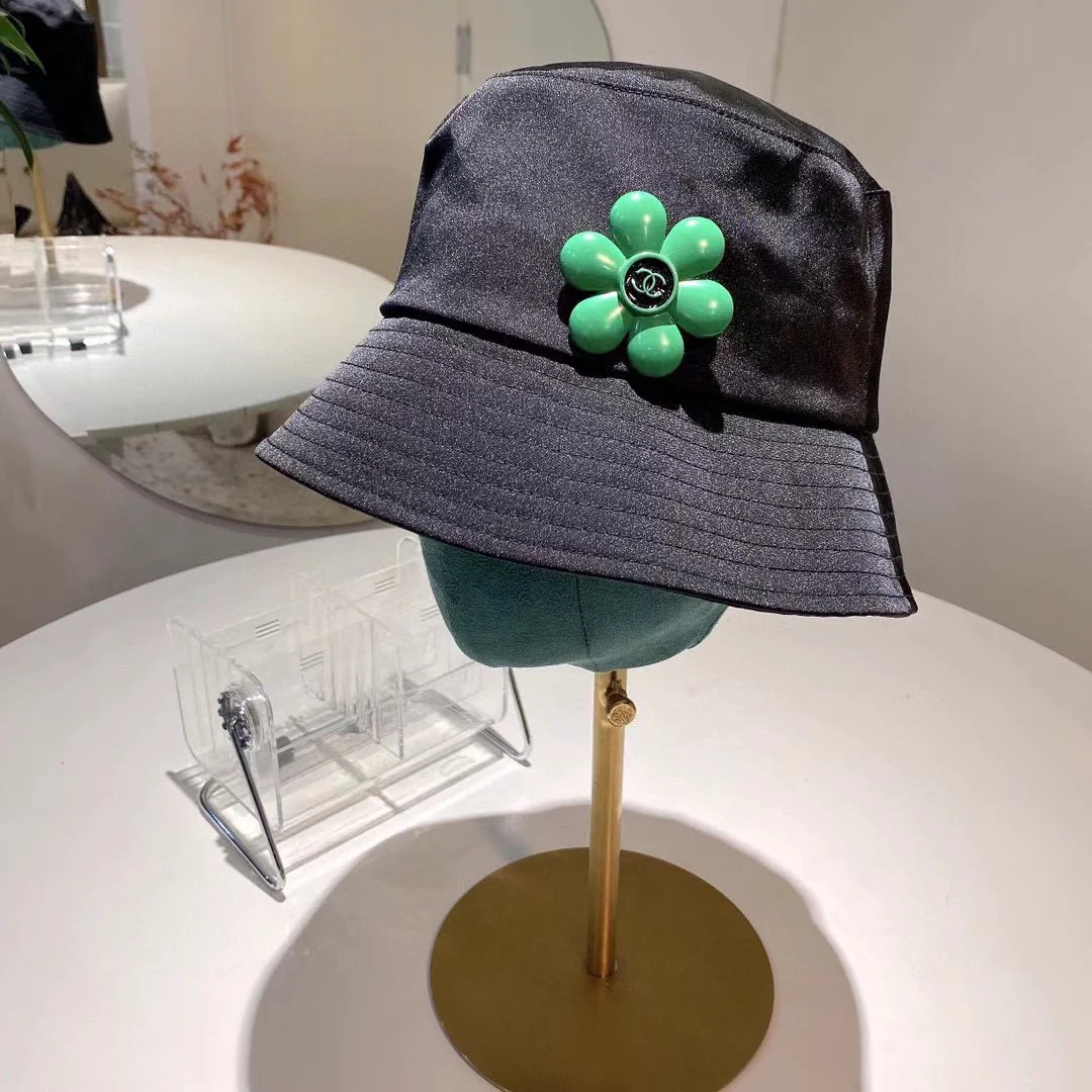 Chanel - Рыбацкая шляпа с цветочным принтом