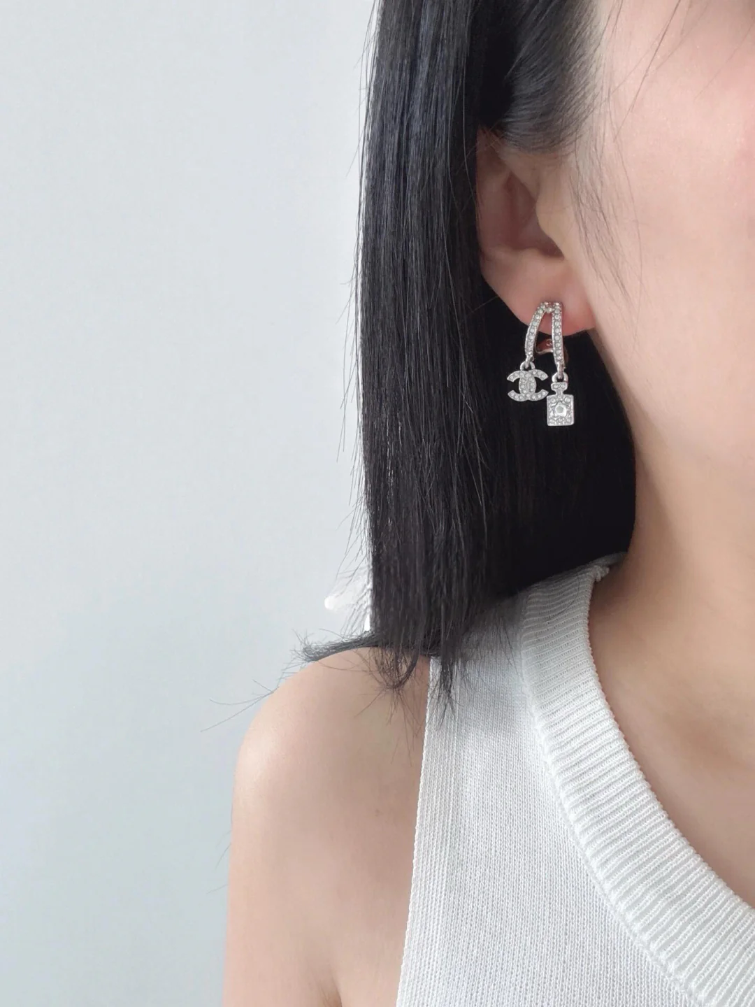 Асимметричные серебряные серьги Chanel 25 пенсов - Флакон духов - Камелия