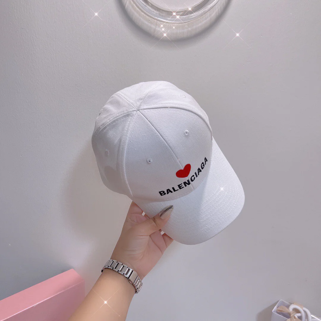 Бейсболка Balenciaga с вышитым сердцем — в том же стиле, что и на официальном сайте — 1