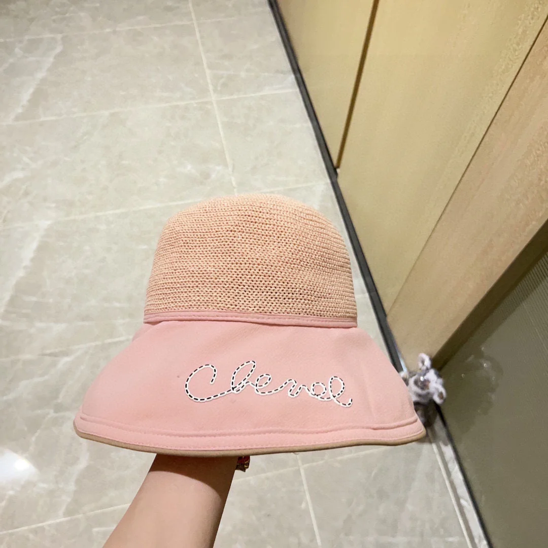 Солнцезащитный козырек Chanel 2024 года с курсивным шрифтом и раздельным дизайном сзади - розовый.