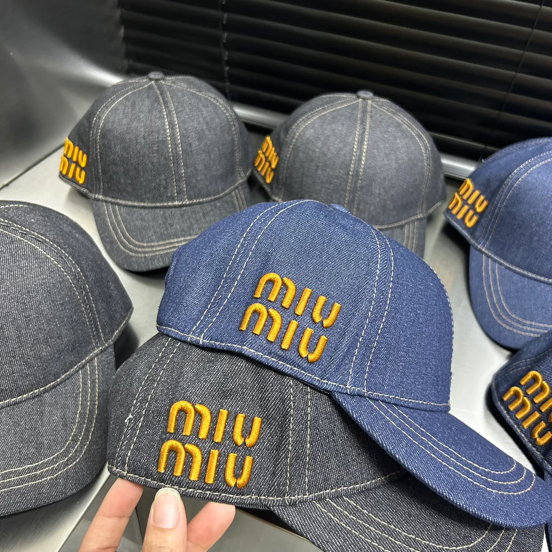 Новая джинсовая бейсболка Miu Miu весна/лето 2024 с вышитой буквой
