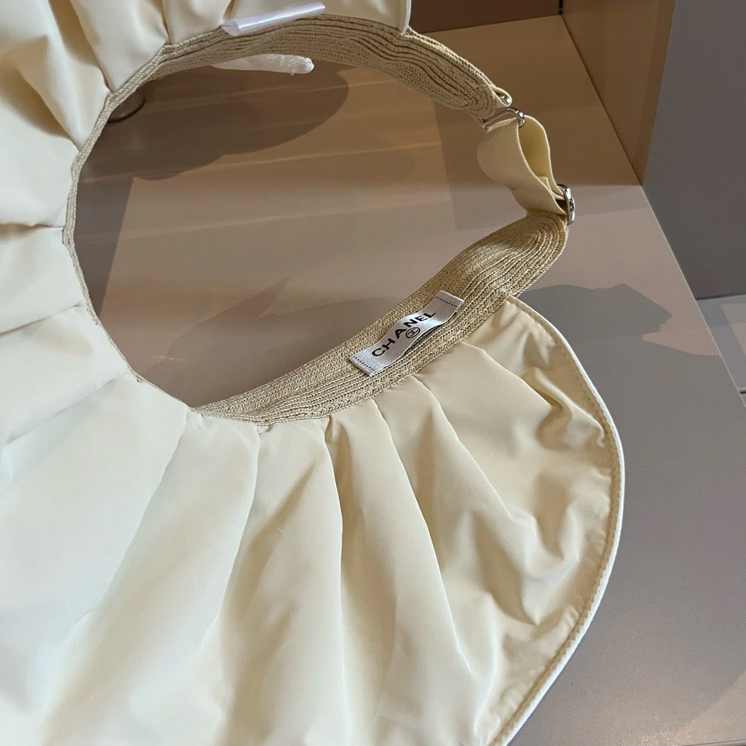 Солнцезащитная шляпа Chanel из атласа с перламутровым узором - белая.